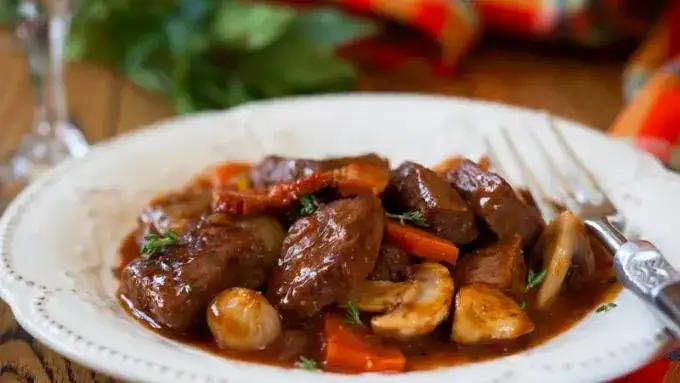 Najlepsze sosy do wołowiny: jak wybrać idealny i podkreślić smak mięsa