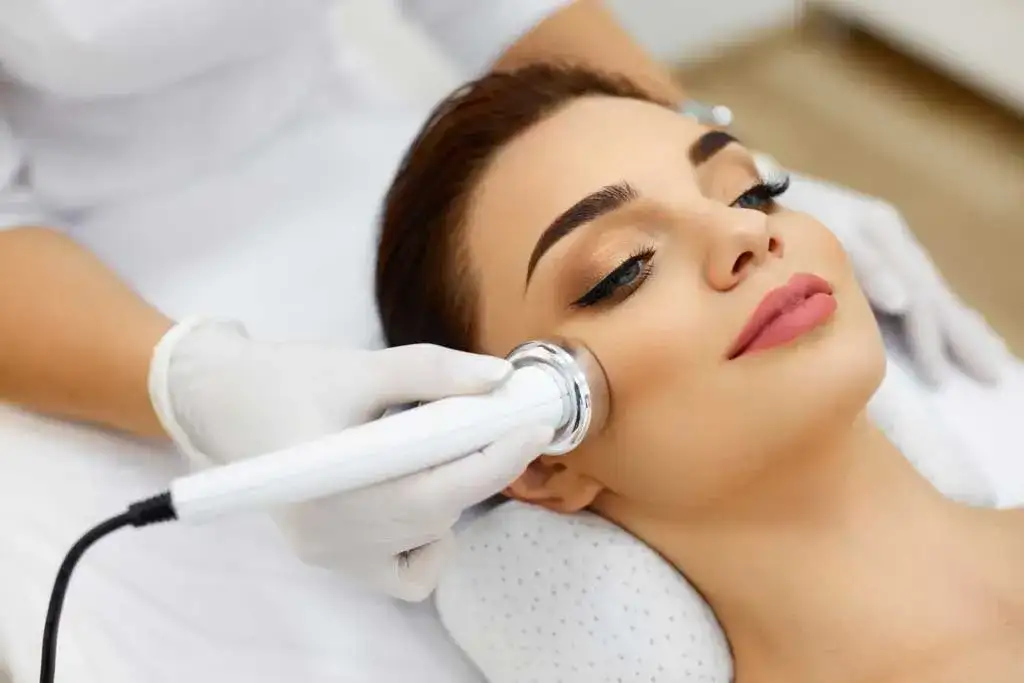 Mezoterapia bezigłowa: Wskazania, przeciwwskazania i efekty