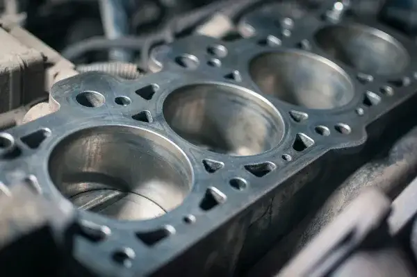 Objawy pękniętego bloku silnika - 7 alarmujących sygnałów