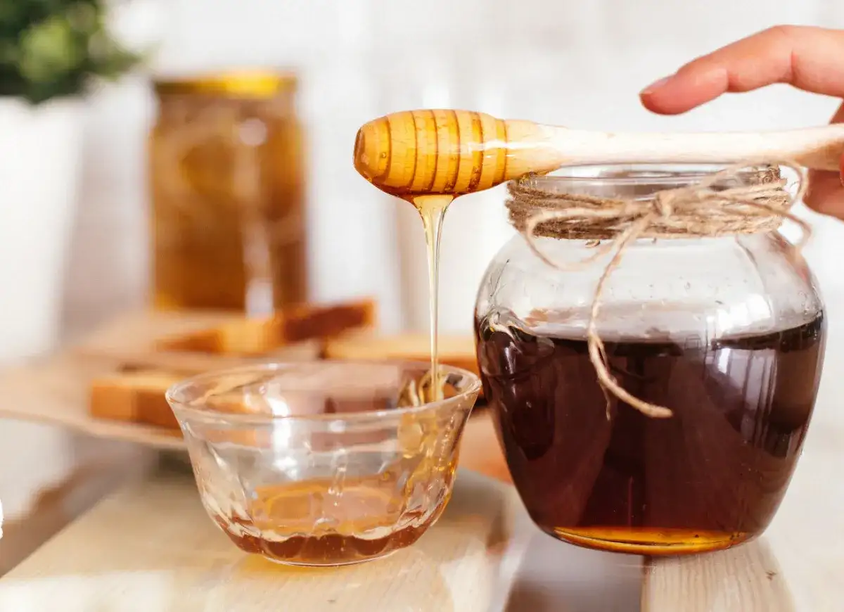 Jak łatwo rozpuścić scukrzony miód i przywrócić mu płynną konsystencję
