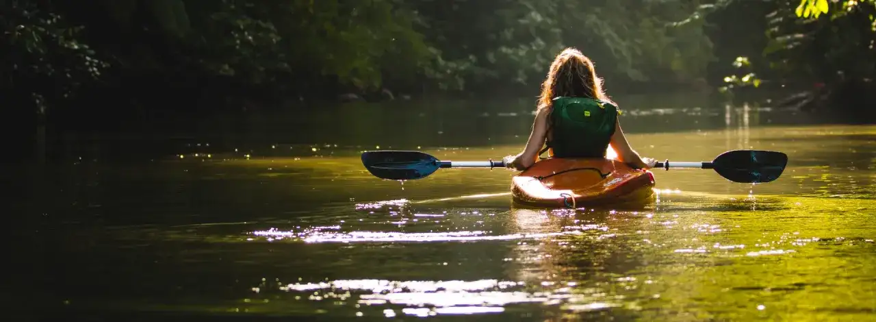 Co ubrać na kajaki, aby czuć się komfortowo i bezpiecznie?