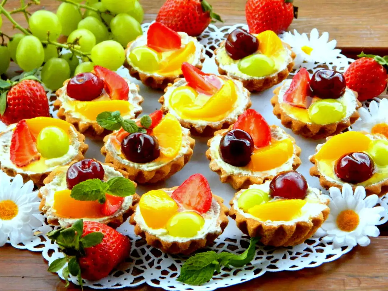 Jak udekorować babeczki owocami - proste i efektowne pomysły na prezentację