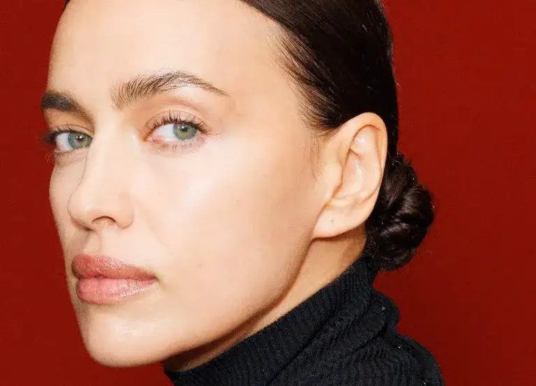 Puder wygładzający: jak zminimalizować widoczność porów i zmarszczek