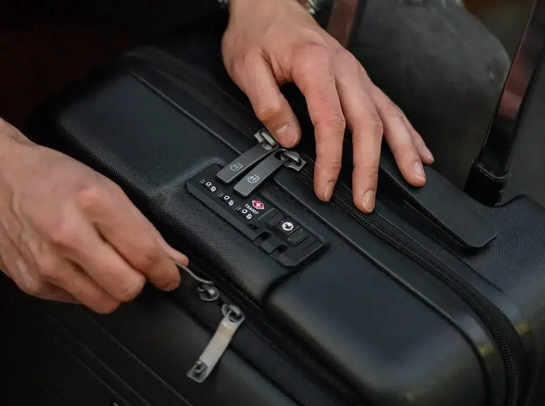 Jak zmierzyć walizkę, aby uniknąć problemów na lotnisku