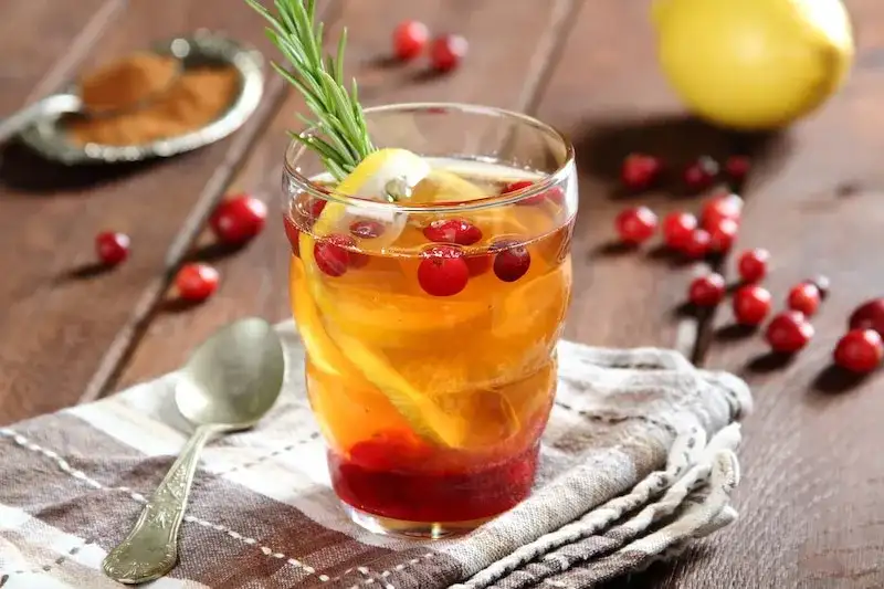 Domowa herbata z żurawiną przepis na rozgrzewający napój pełen zdrowia