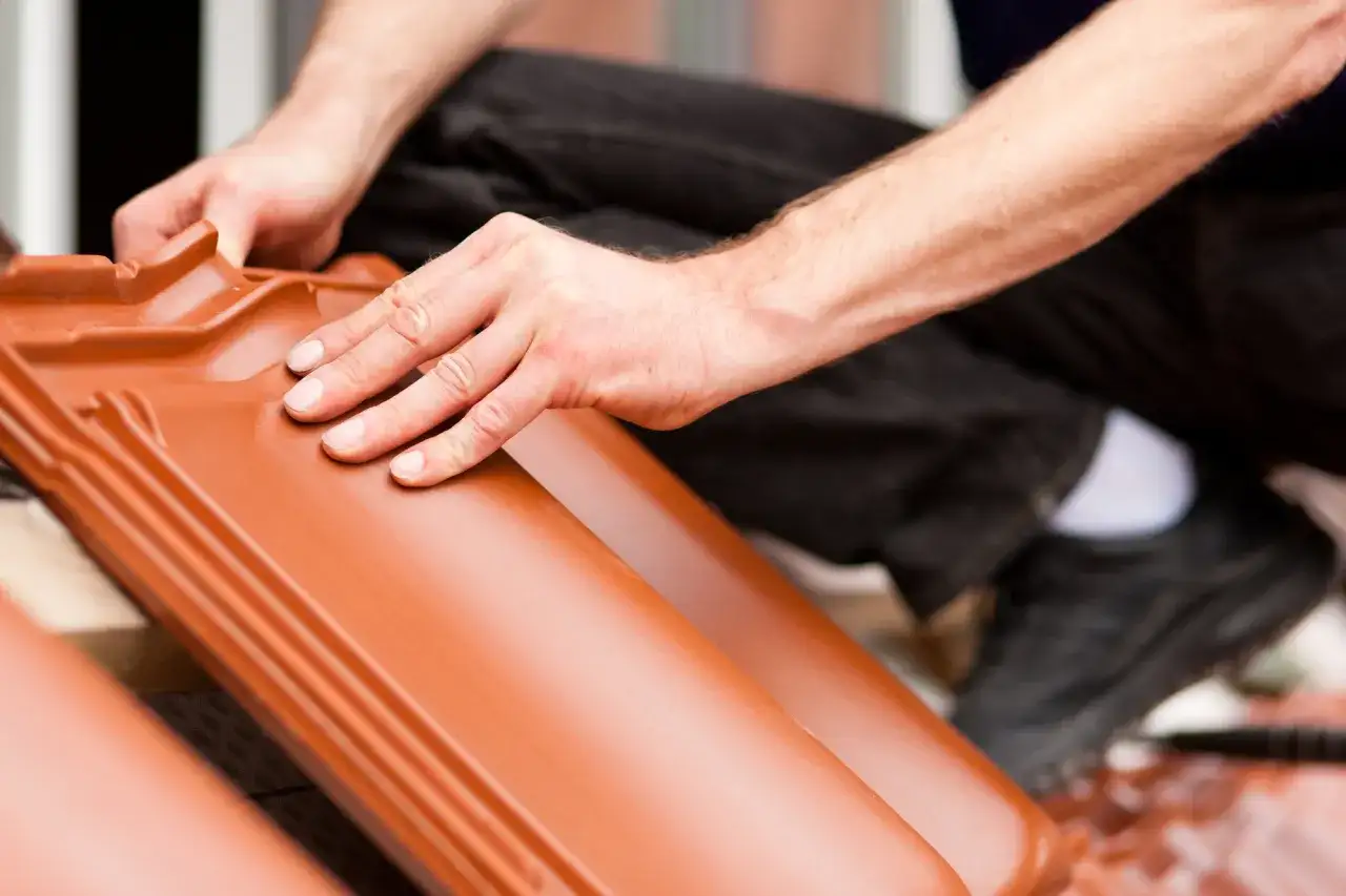 Ile kosztuje remont dachu? Poznaj ukryte koszty i oszczędności