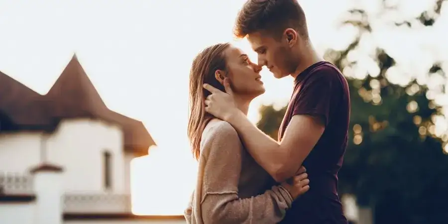 Jak się całować z dziewczyną: 7 skutecznych technik i porad