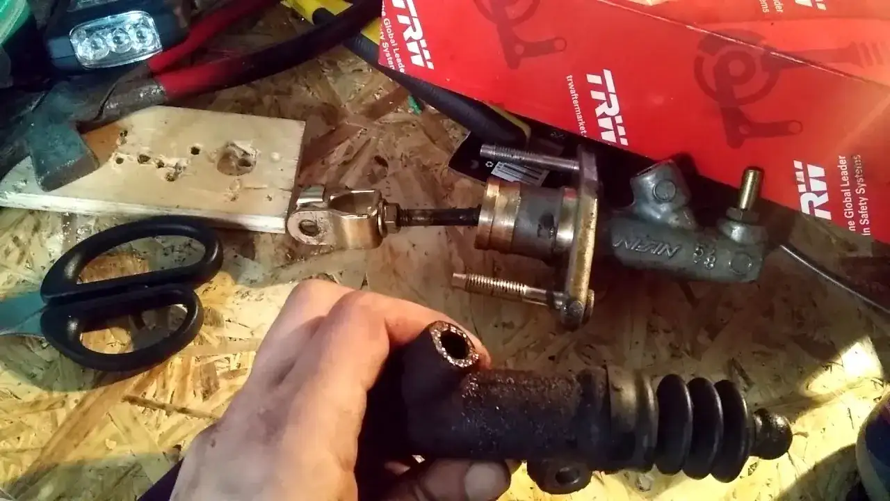 Zapowietrzona pompa sprzęgła: 7 kluczowych objawów do wykrycia