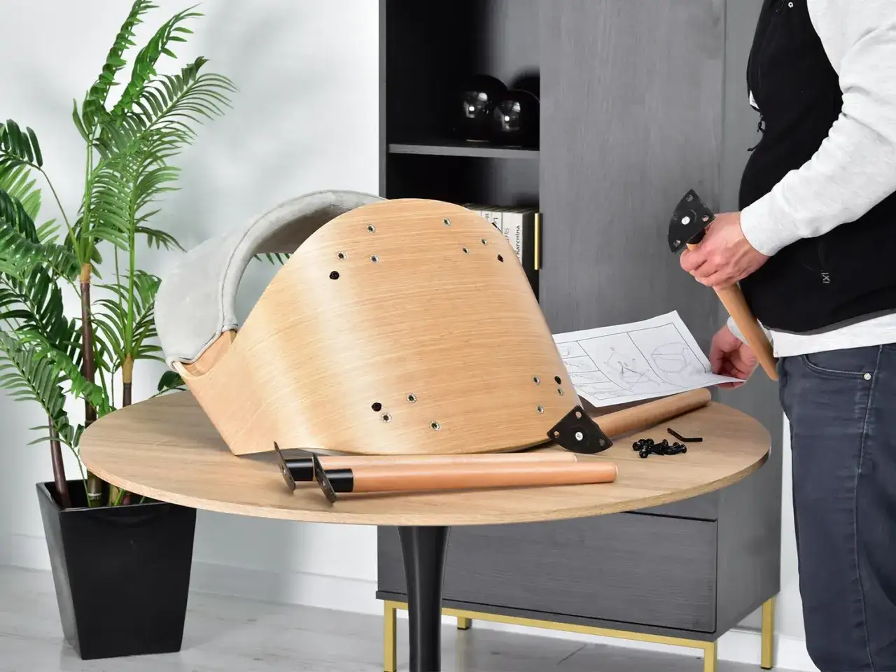 Jak skręcić krzesło skandynawskie - proste kroki, które musisz znać