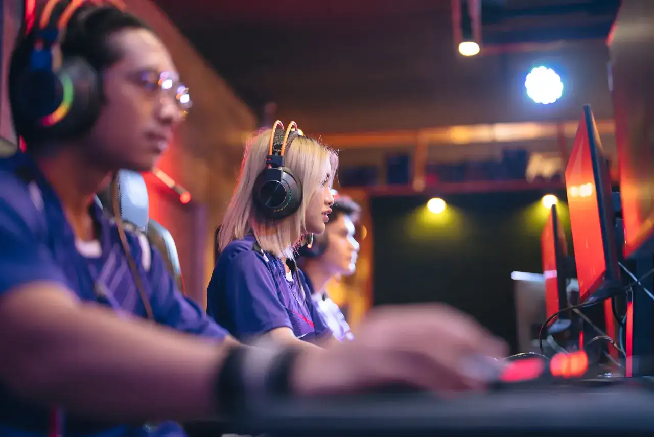 Jakie są obecnie najpopularniejsze gry e-sportowe, które warto śledzić?