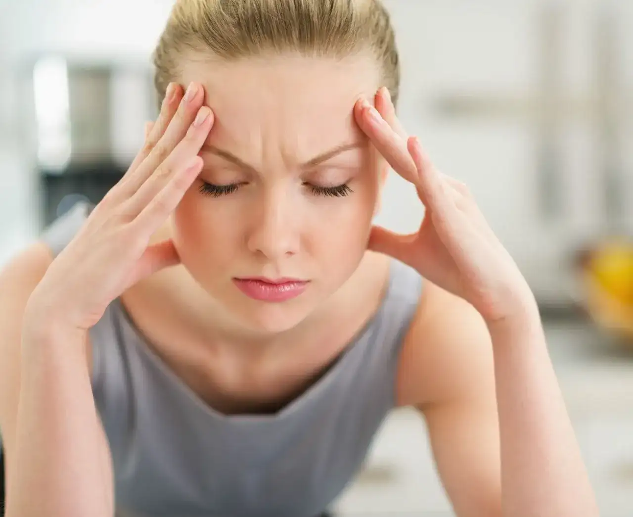 Szum w głowie przyczyny - poznaj najczęstsze źródła problemu