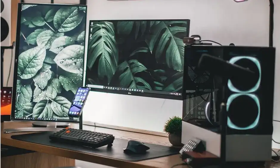 Laptop stacjonarny czy komputer biurkowy: co lepiej wybrać w 2025