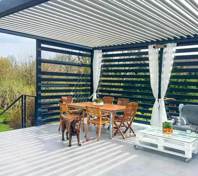 Skuteczne sposoby osłonięcia boków tarasu przed deszczem i wiatrem