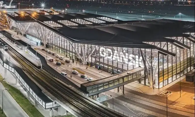Jak dojechać na lotnisko w Gdańsku: najszybsze opcje transportu w 2025