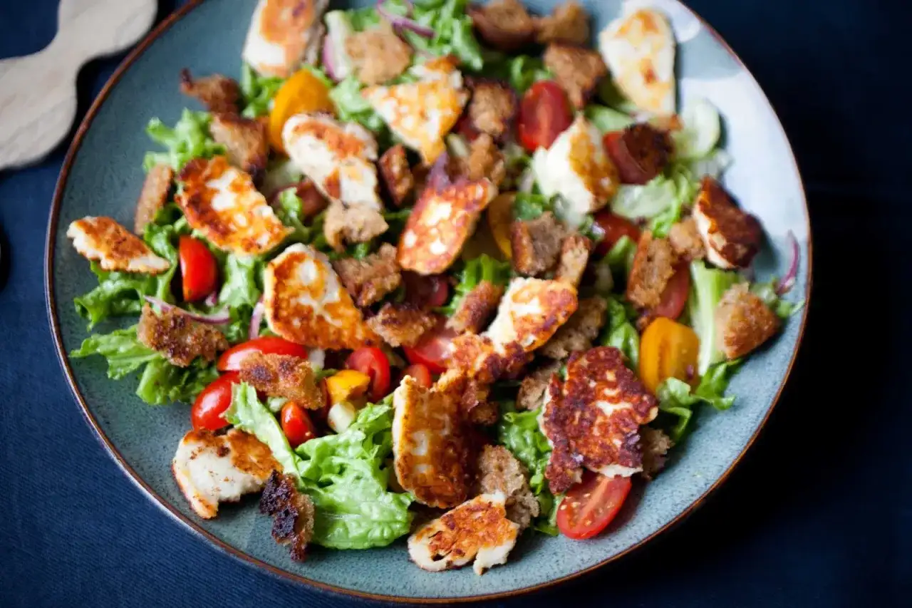 Sałatka z serem halloumi i suszonymi pomidorami - przepis krok po kroku