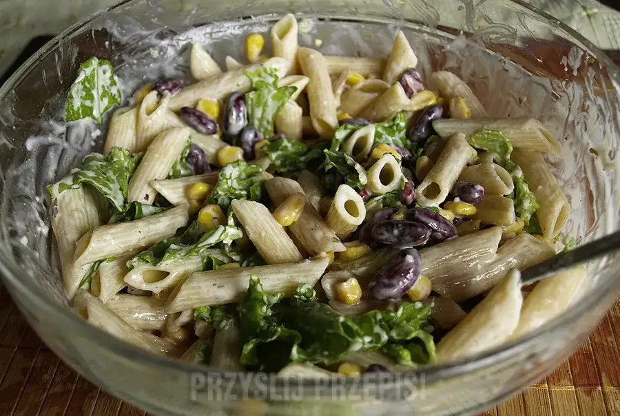 Sałatka z makaronem penne - łatwy przepis na pyszne danie na każdą okazję