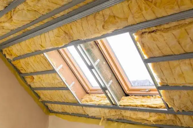 Ile kosztuje wełna do ocieplenia poddasza? Sprawdź, by nie przepłacić