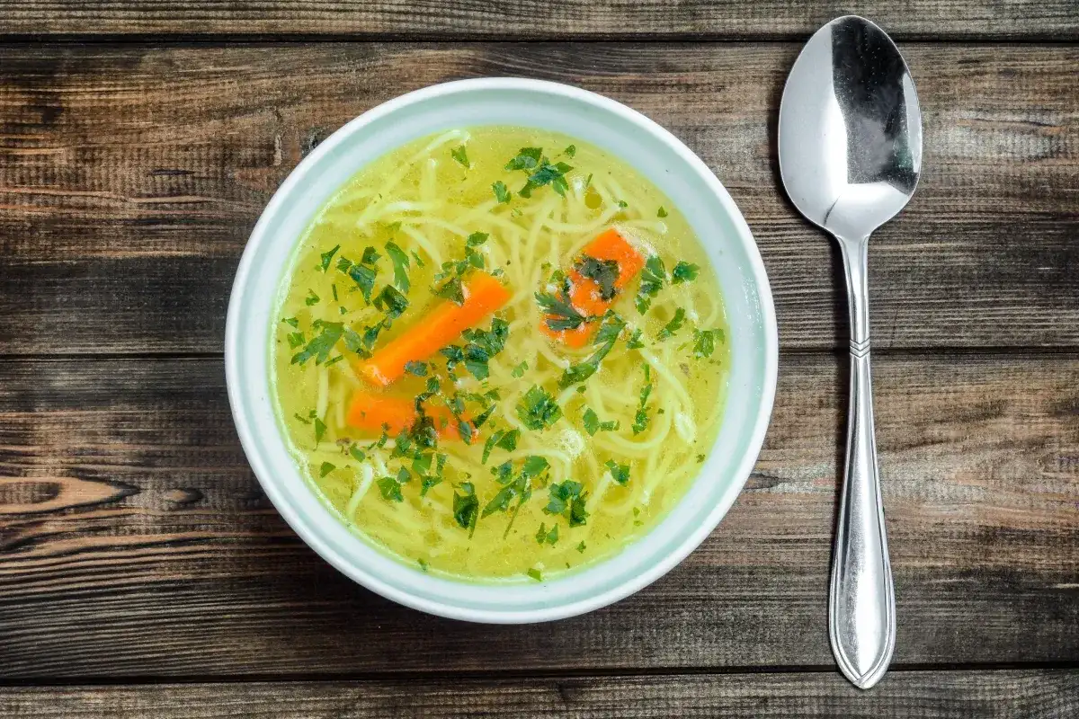 Czy rosół to zupa? Odkryj, co naprawdę oznacza ten klasyk