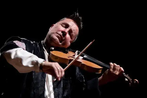 Mistrzowie skrzypiec jazzowych: niezwykłe historie polskich muzyków