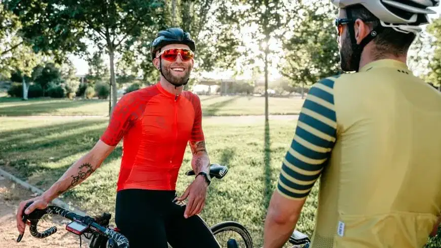 Jak dobrać strój kolarza idealnie dopasowany do swoich potrzeb: poradnik