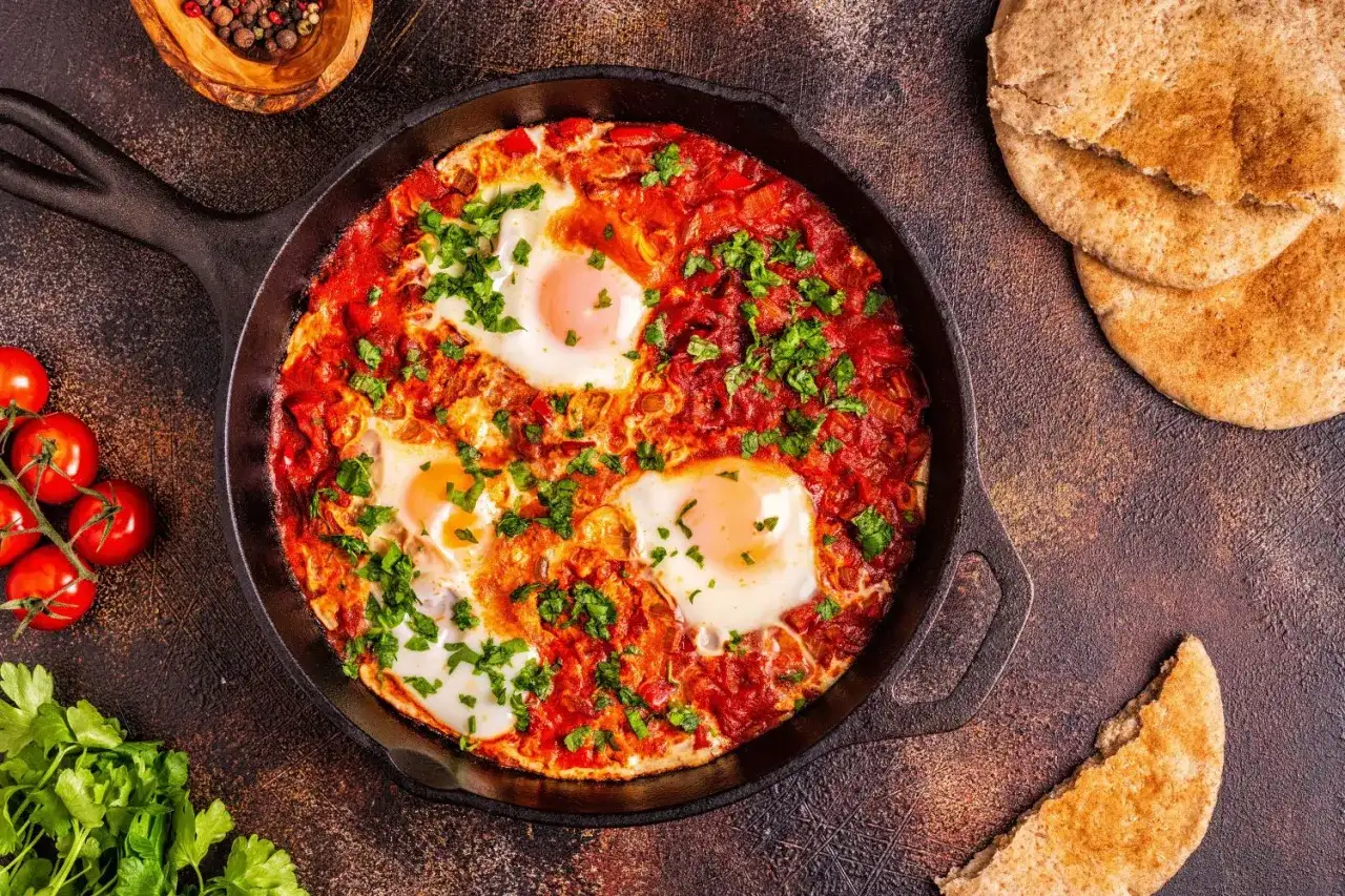 Sekrety przypraw do szakszuki: co dodać, by zaskoczyć smakiem