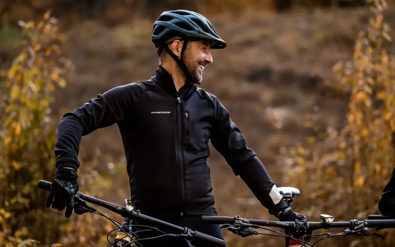 Co ubrać na rower jesienią, aby cieszyć się komfortem i bezpieczeństwem