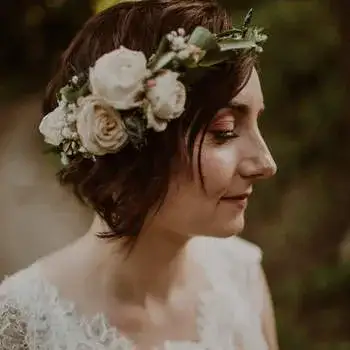 Do jakiej sukni pasuje wianek? Idealne dopasowanie do Twojej stylizacji ślubnej