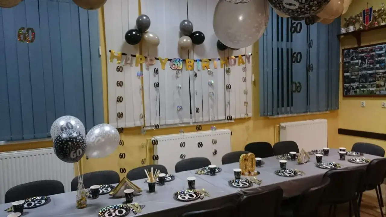 Jak udekorować stół na 60 urodziny: najlepsze pomysły na wyjątkową aranżację