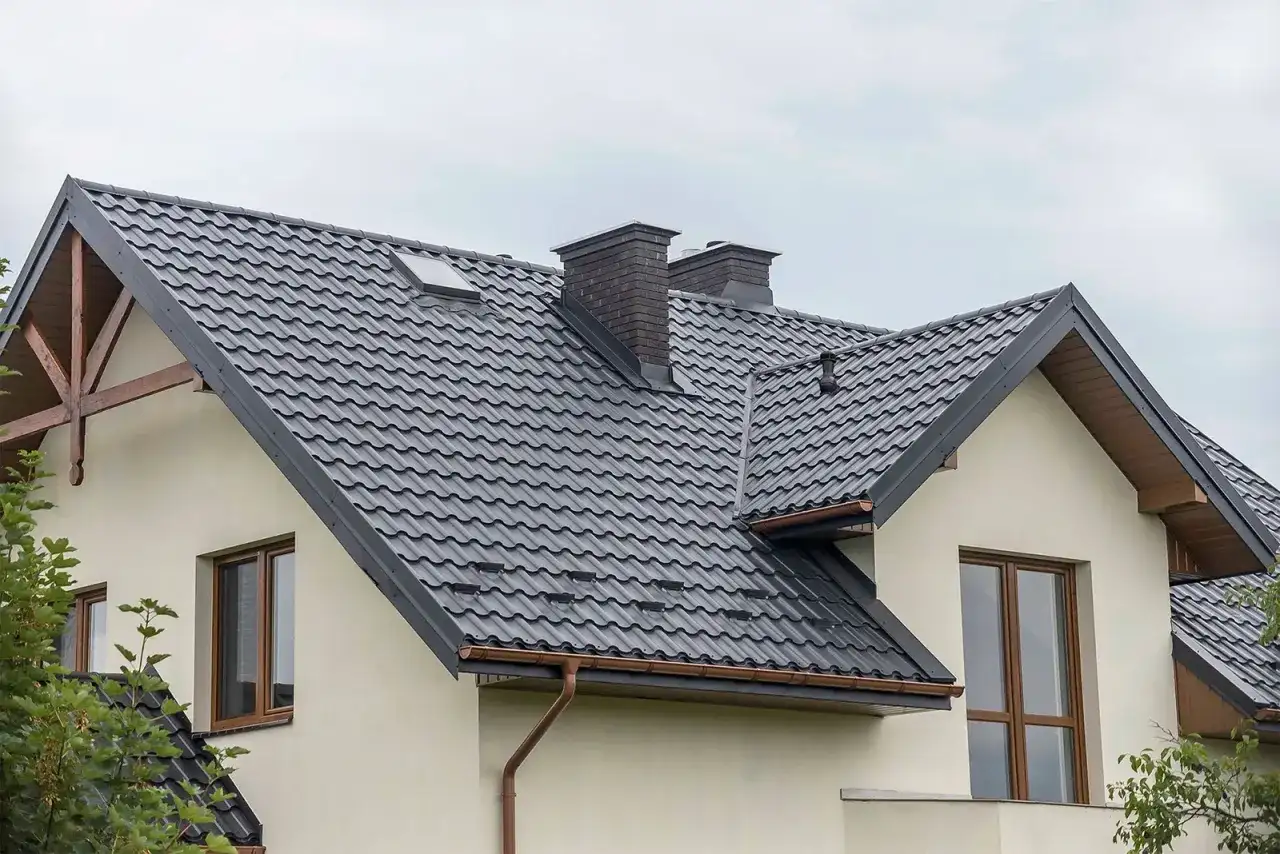 Obróbki blacharskie dach – kluczowe informacje, rodzaje i koszty montażu