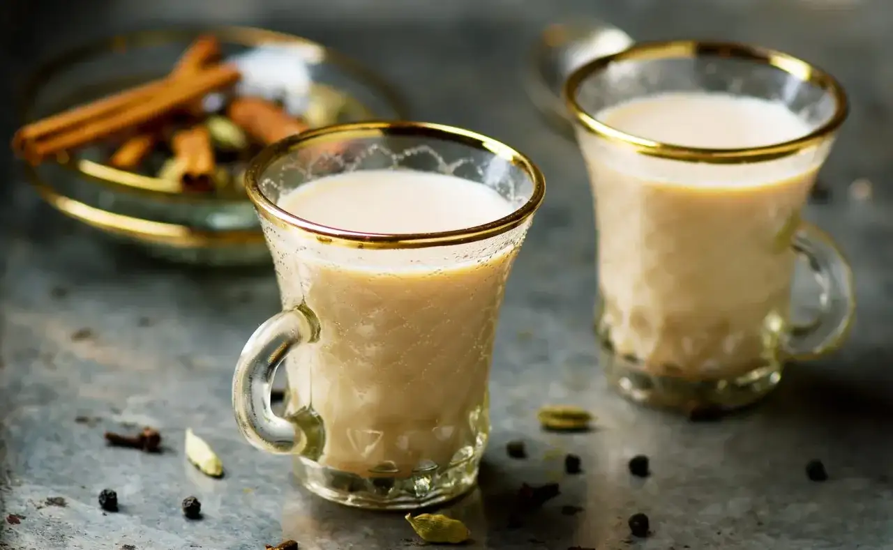 Aromatyczna indyjska herbata - przepis na prawdziwą masala chai z przyprawami