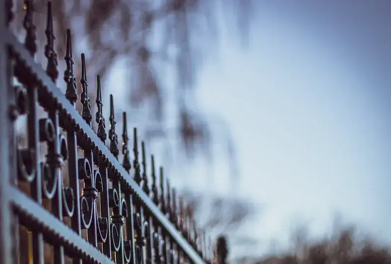 Czyszczenie elewacji i ogrodzeń. Jak to zrobić skutecznie?