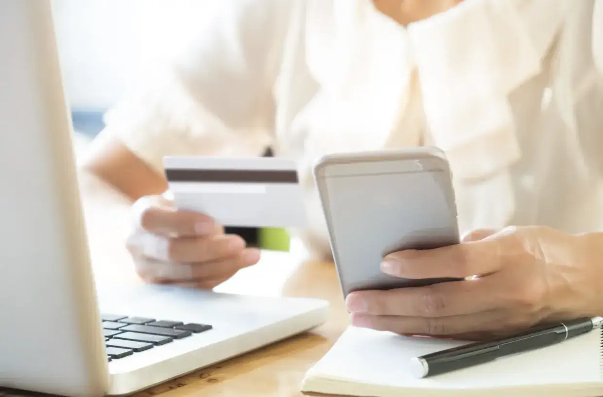 Polska rewolucja płatnicza: Jak BLIK i QR kody wypierają plastik?