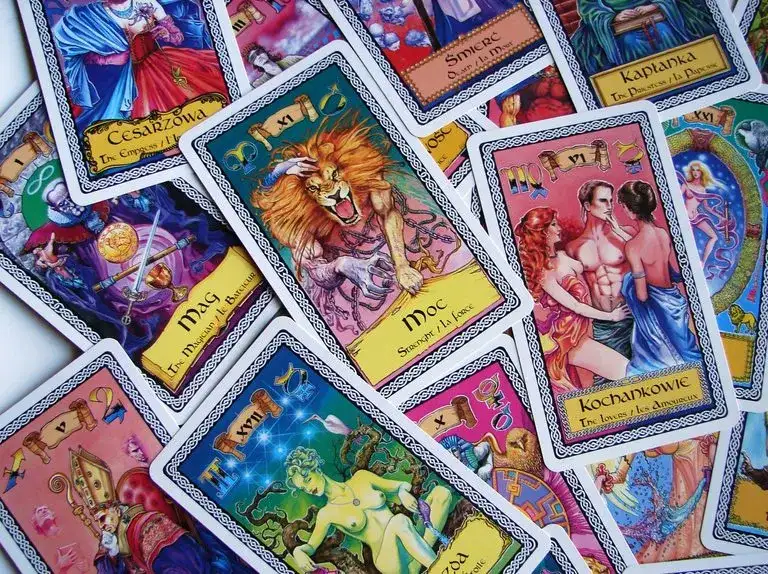 Jak odczytywać karty tarota: proste techniki i interpretacje dla każdego