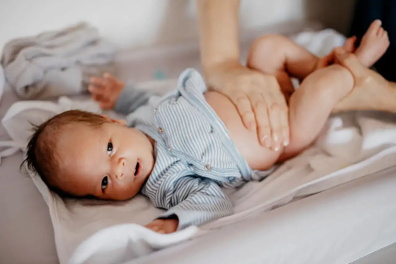 Masowanie brzucha noworodka: kiedy i jak najlepiej robić?