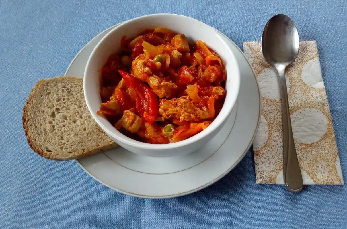 Szybki przepis na bogracz drobiowy, który zachwyci Twoich gości