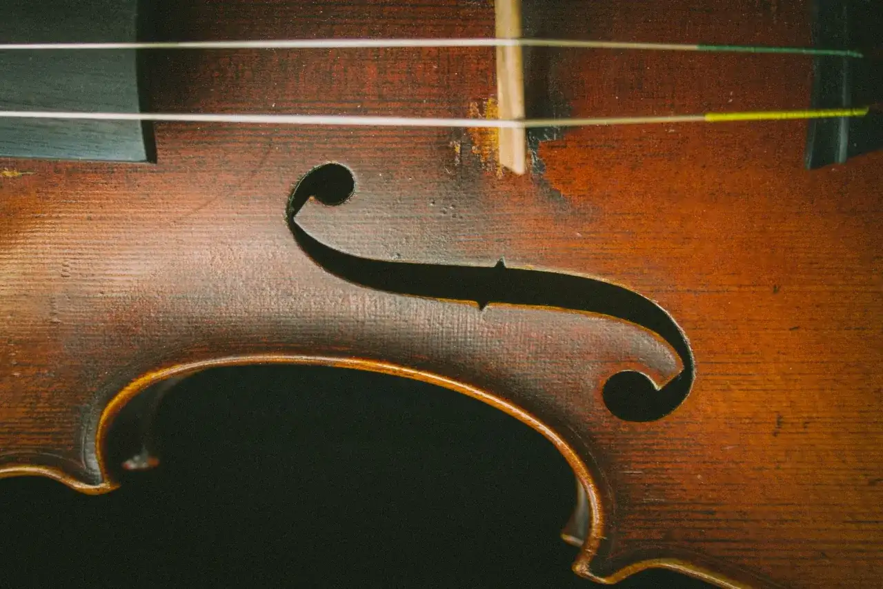Struny do skrzypiec z czego są wykonane? Odkryj ich tajemnice i brzmienie
