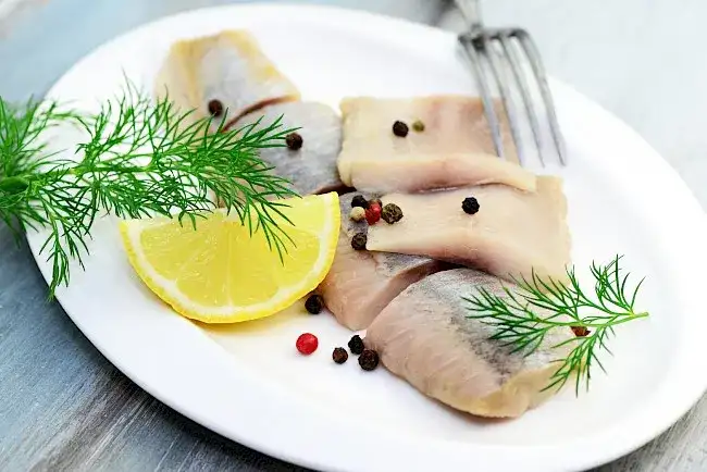 Ile kalorii mają śledzie i jak je jeść na diecie - poradnik dietetyczny