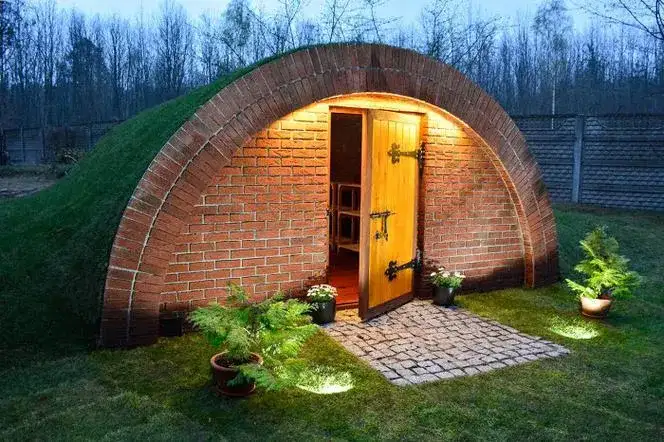 Piwniczka ogrodowa: kiedy potrzebne pozwolenie, a kiedy zgłoszenie?