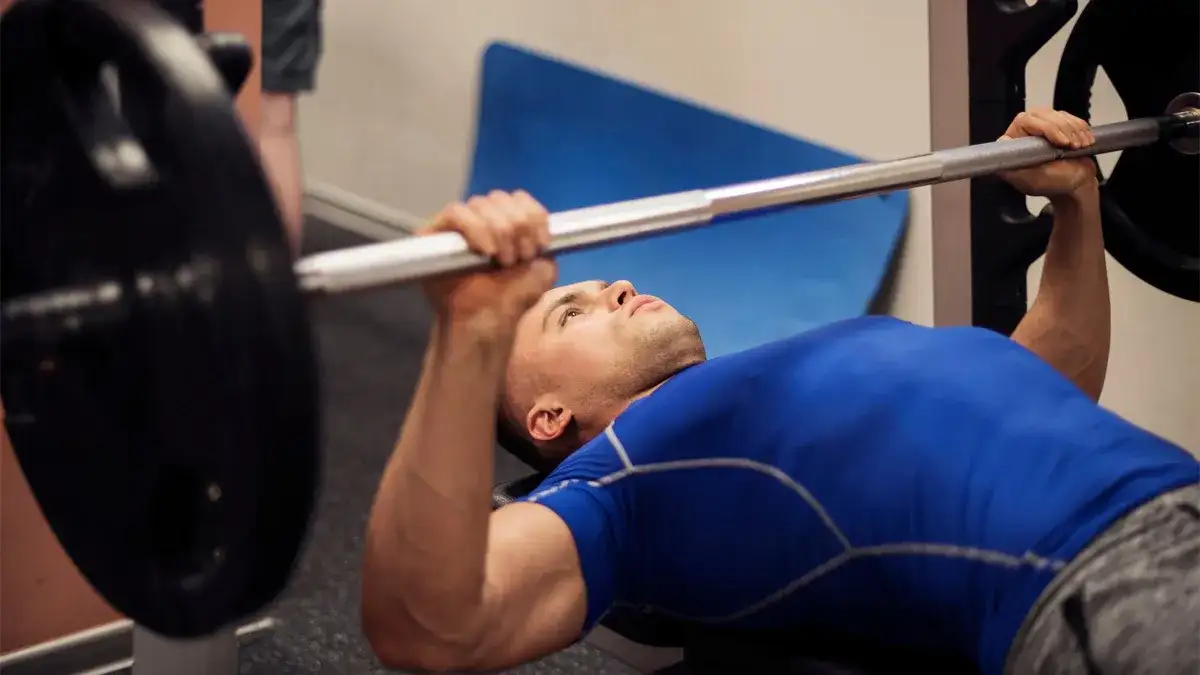 Jakie ćwiczenia na ławeczce skośnej pomogą wzmocnić twoje mięśnie?