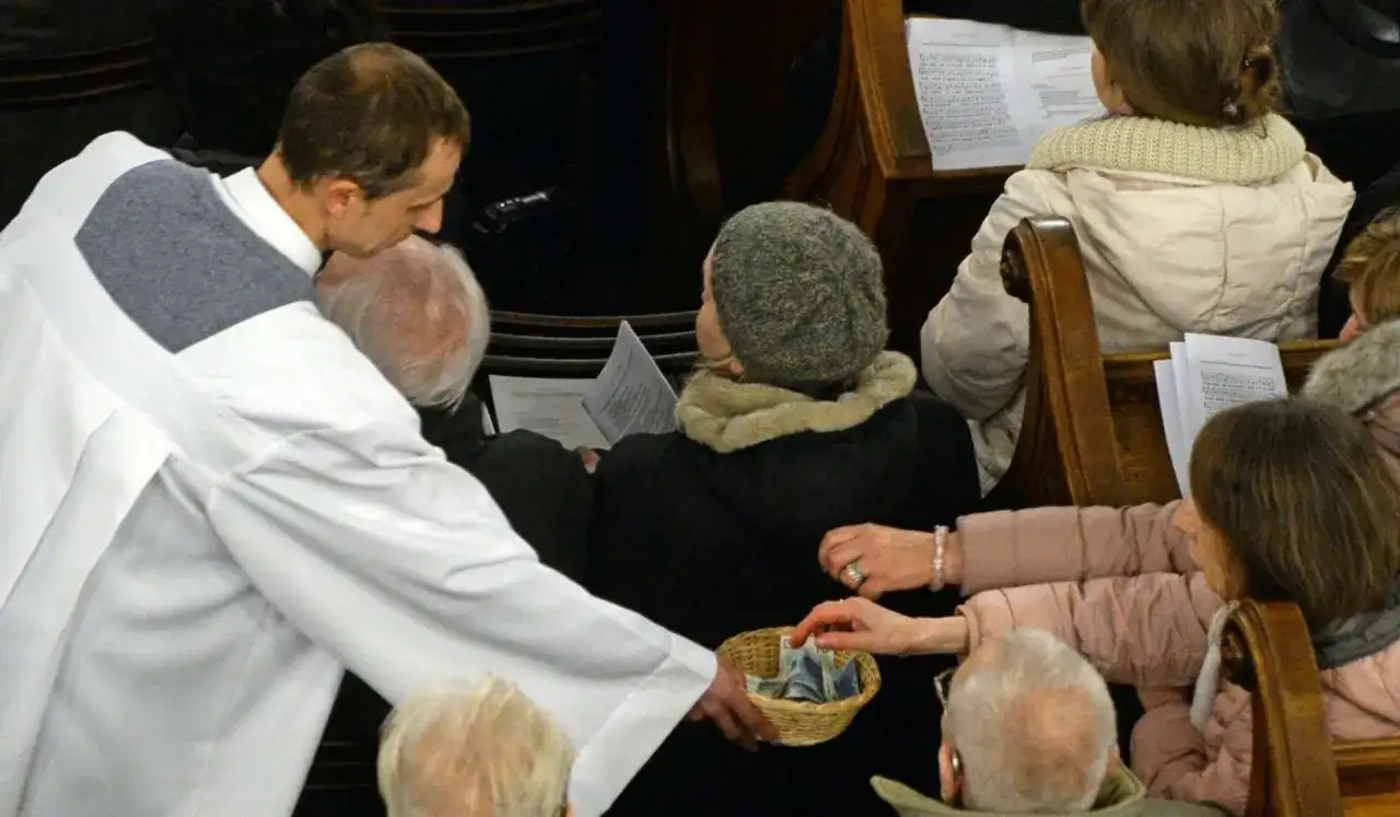 Jak wygląda system wynagrodzeń księży w polskich parafiach - Poradnik