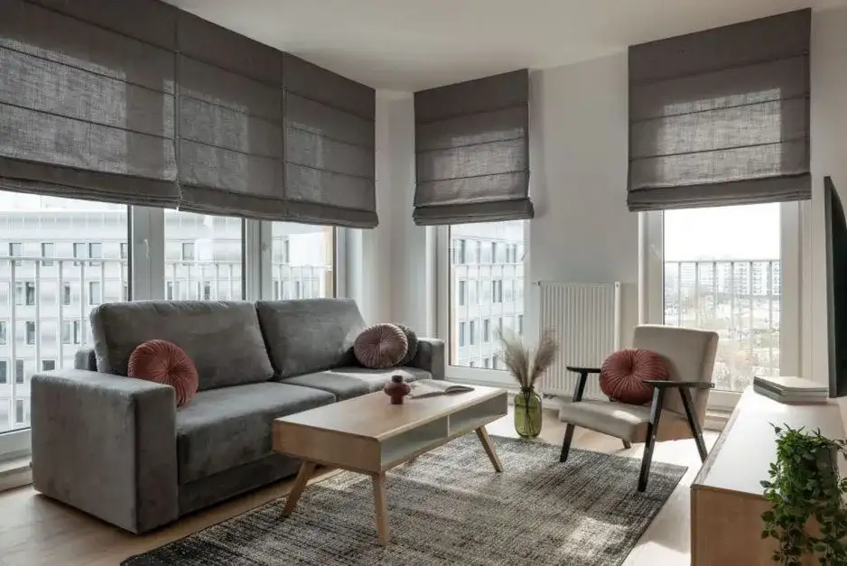 Najlepsze pomysły na okna w salonie: zasłony, rolety i żaluzje