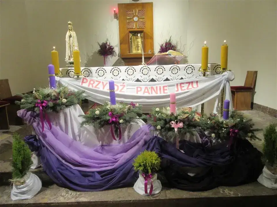 Jak udekorować kościół na Adwent, by zachwycić wiernych i gości