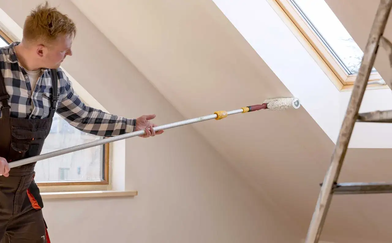 Jak malować skosy na poddaszu: unikaj najczęstszych błędów malarskich