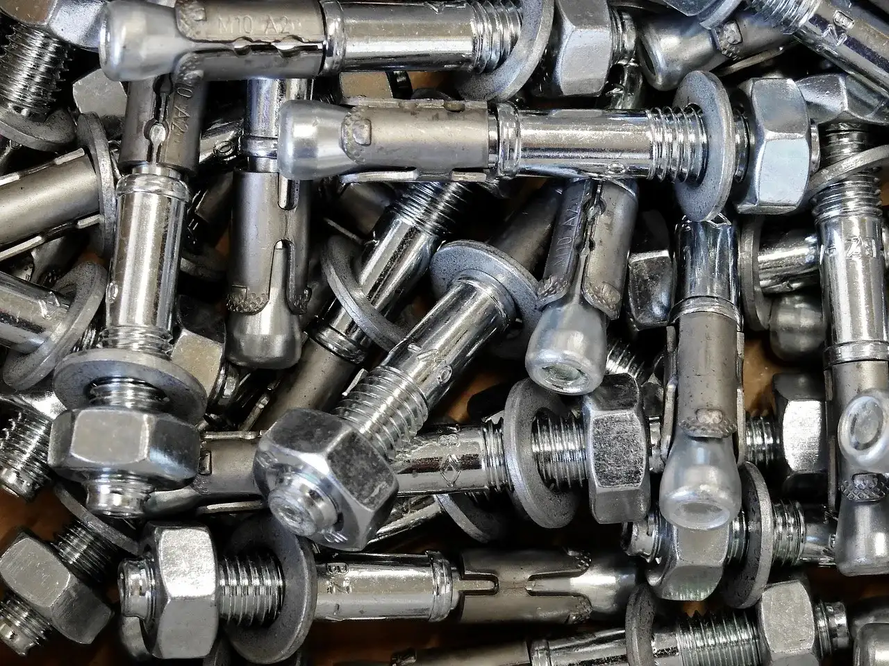 Montaż kotwy tulejowej: uniknij najczęstszych błędów i trudności