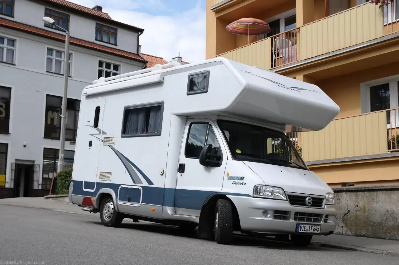 Jakie prawo jazdy potrzebne do busa 11 osobowego? Poznaj szczegóły