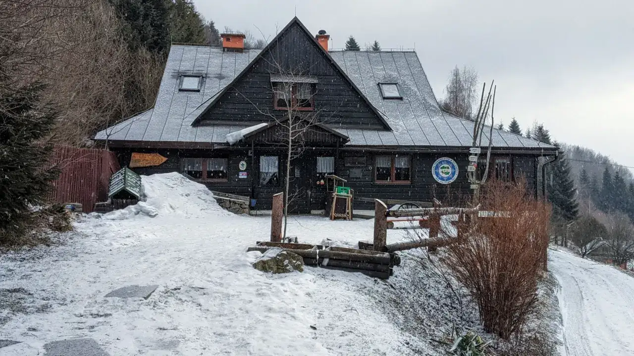 Bacówka PTTK pod Bereśnikiem - idealne miejsce na górski wypoczynek