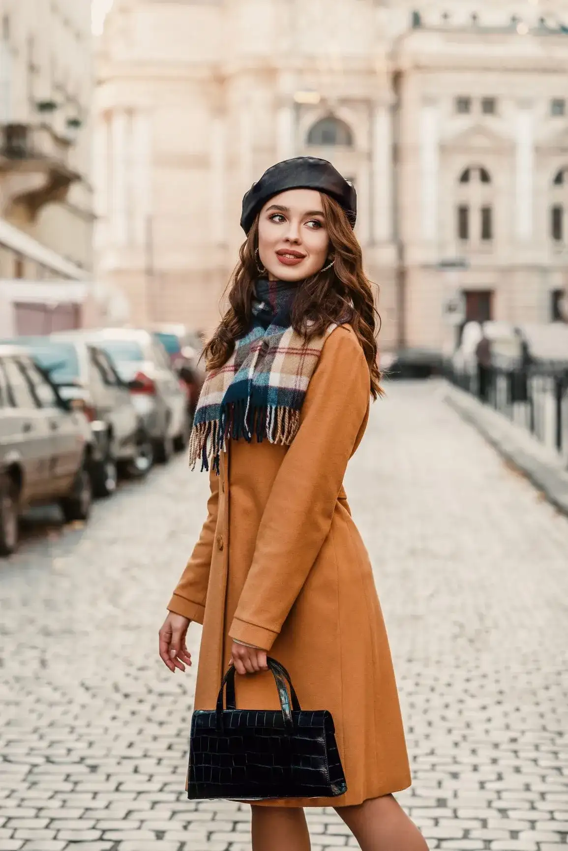 Jak nosić beret damski: 5 stylowych trików na każdą porę roku