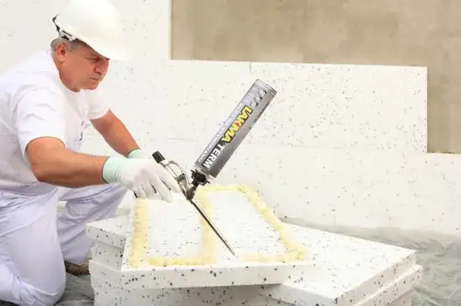 Czy można kleić styropian pianką montażową? Sprawdź, co musisz wiedzieć