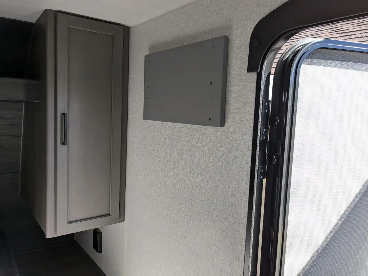 Jak podłączyć telewizor w przyczepie kempingowej bez problemów?