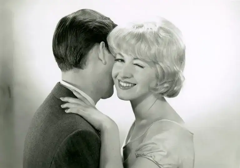 Co oznacza sen o przytulaniu? Odkryj emocjonalne znaczenie snu